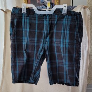 (2022) Men's Shorts. Size 38. Black and Green